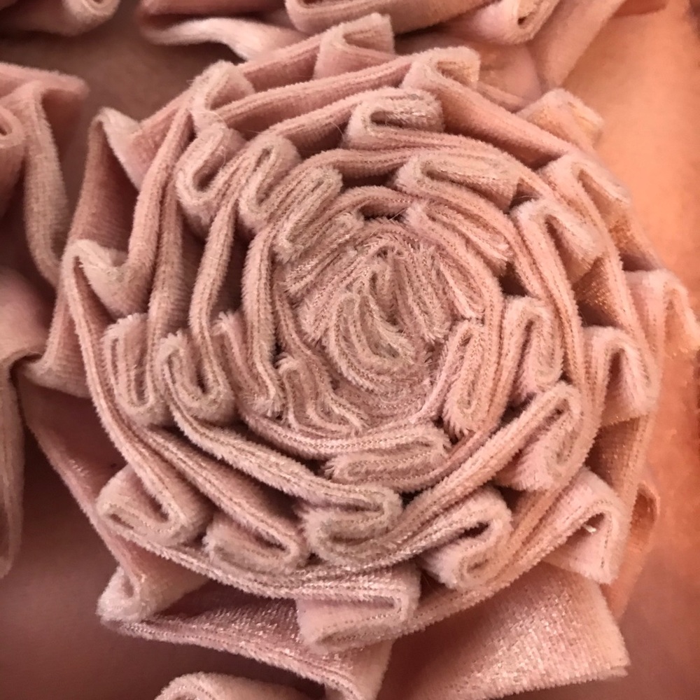 Pillow with 3-dimensional Roses - Picture 2 of 6